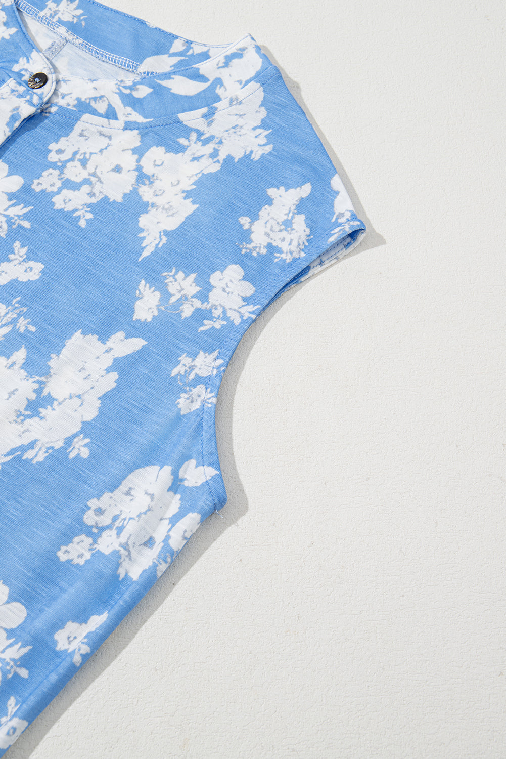 Mono sin mangas Myosotis con estampado floral, medio abotonado y de pierna ancha, corte relajado