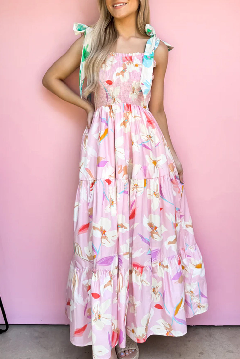 Vestido maxi fruncido con hombros anudados y estampado floral rosa