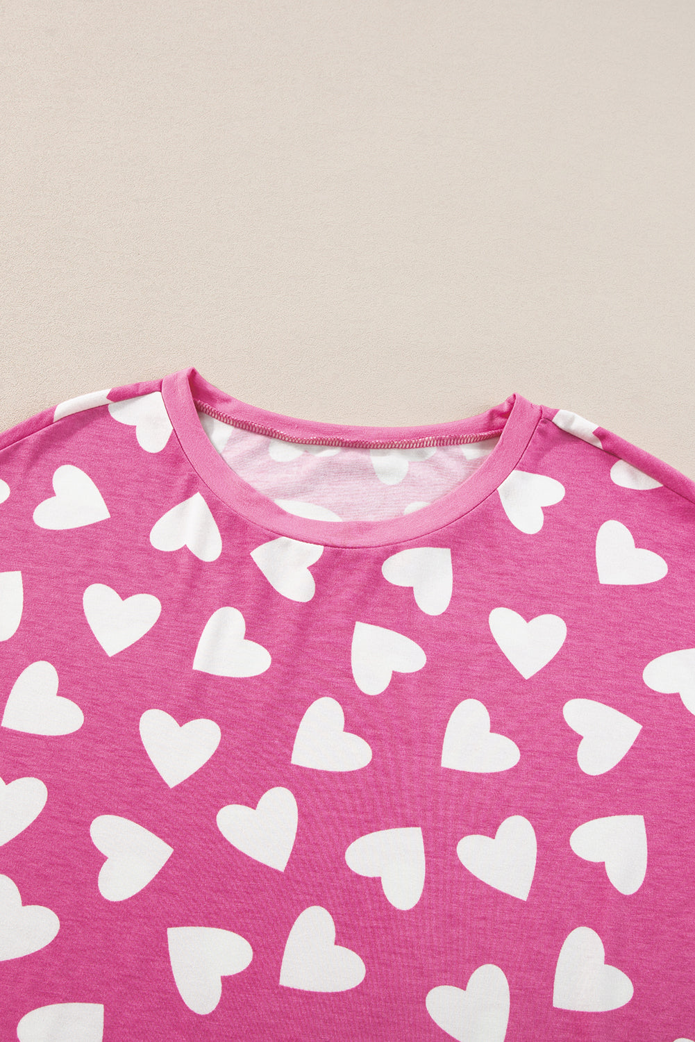 Conjunto de salón de top de manga larga y pantalón corto con estampado de corazones rosas de San Valentín