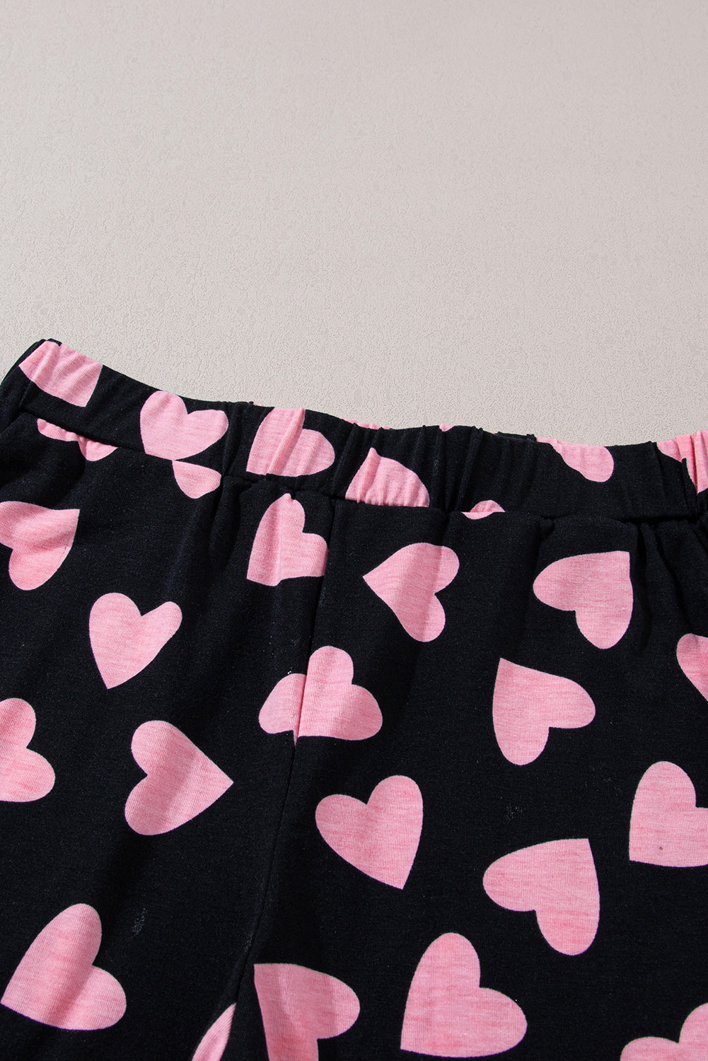 Conjunto de pantalón corto y top de manga larga con estampado de corazón en forma de San Valentín negro
