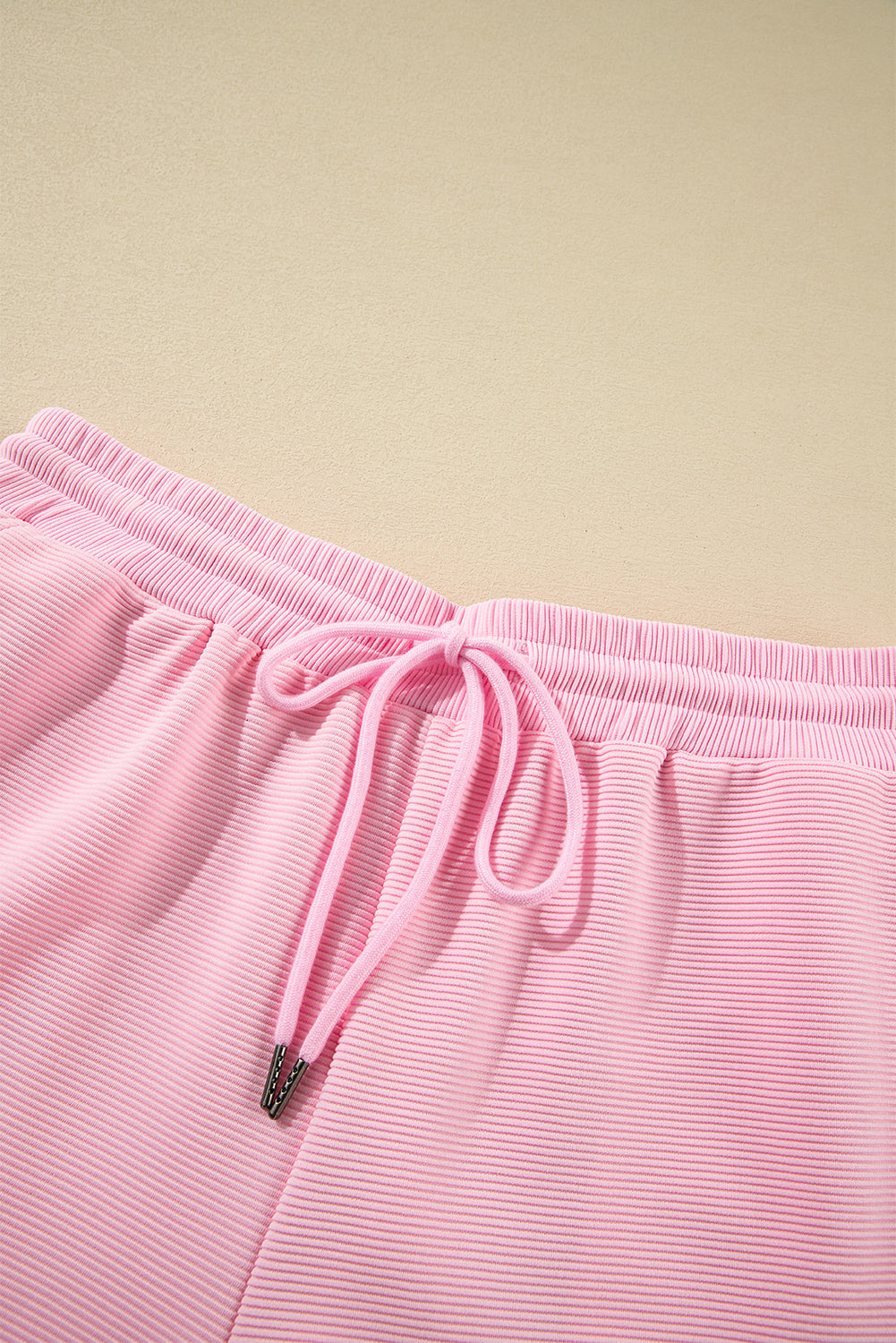 Conjunto de top con cremallera y manga con volantes texturizado rosa y pantalones de pierna ancha