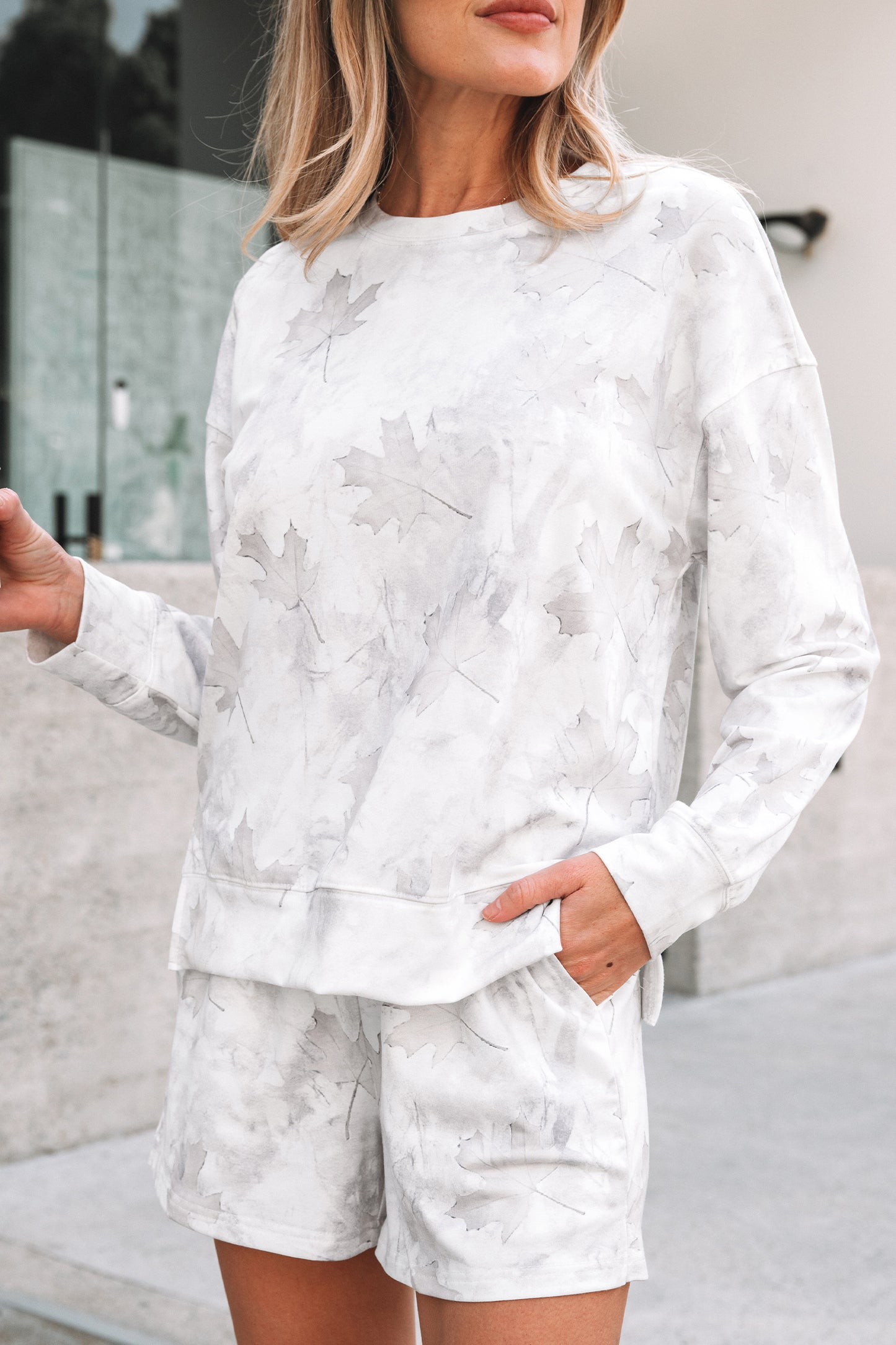 Conjunto de blusa tipo pijama con estampado de camuflaje en arce beige y pantalón corto informal con cintura elástica