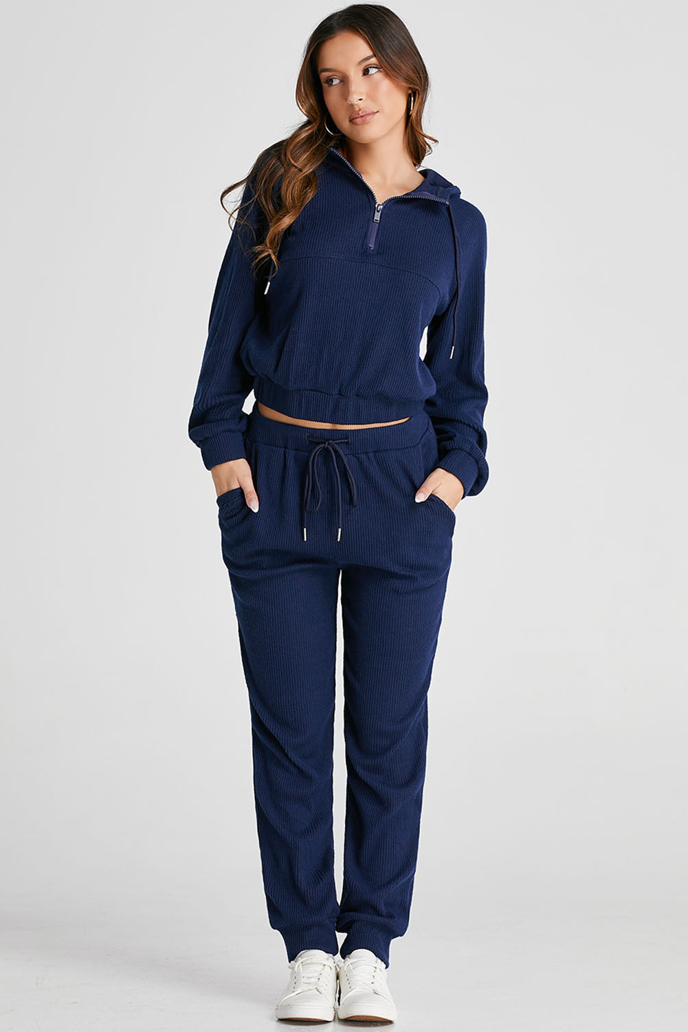 Conjunto de sudadera corta con capucha de punto acanalado y joggers con cordón azul marino