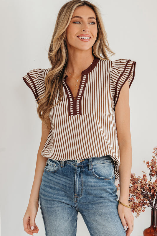 Blusa de manga corta con volantes dobles, cuello en V y rayas caqui
