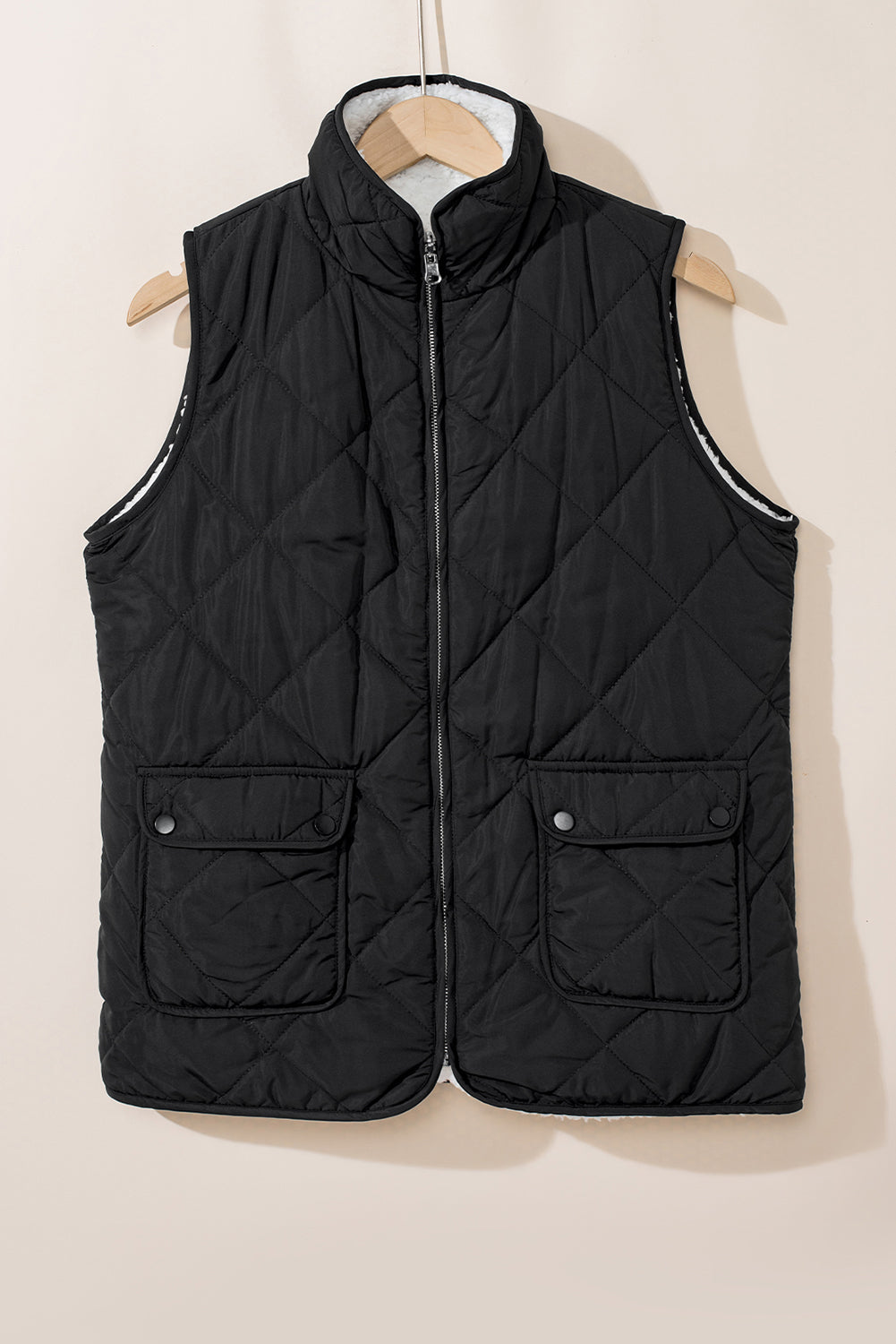 Abrigo tipo chaleco acolchado con cremallera y forro polar negro
