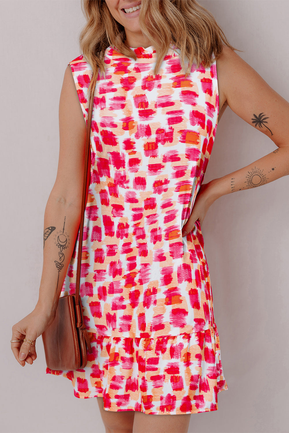 Vestido Mini Sin Mangas con Volantes en el Cuello y Estampado Abstracto Rosa