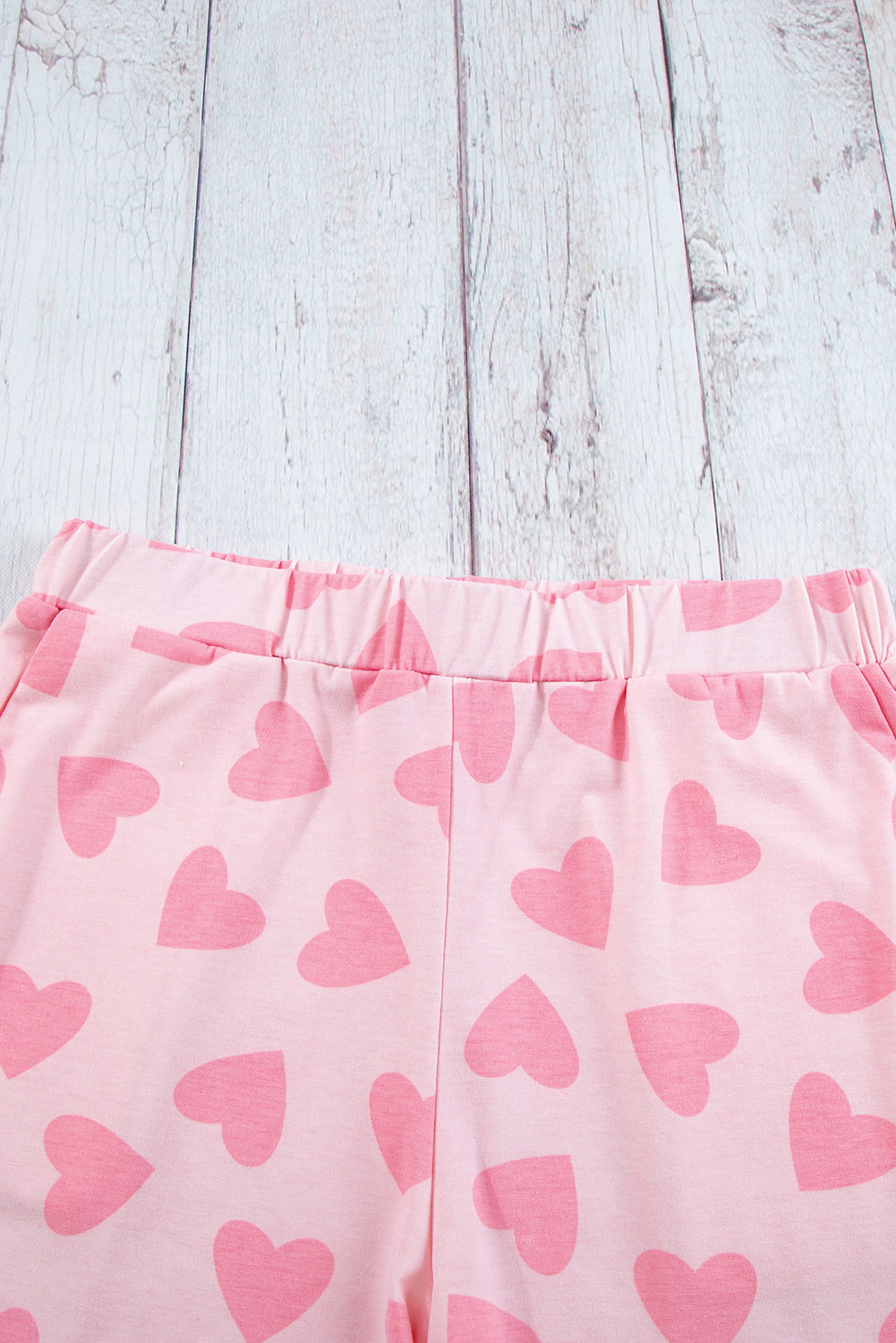 Conjunto de salón de top de manga larga y pantalón corto con estampado de corazones rosas de San Valentín