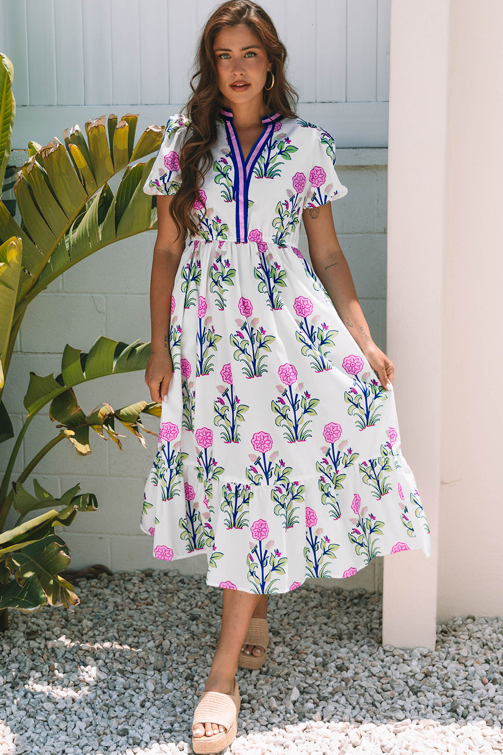 Vestido maxi blanco floral con mangas abullonadas cortas, escote en V y cintura alta