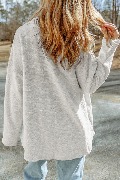 Chaqueta relajada gris con solapas y bolsillos en contraste