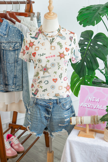 Top de malla transparente con estampado del oeste y el texto "LOVE WILD DREAMER" en blanco