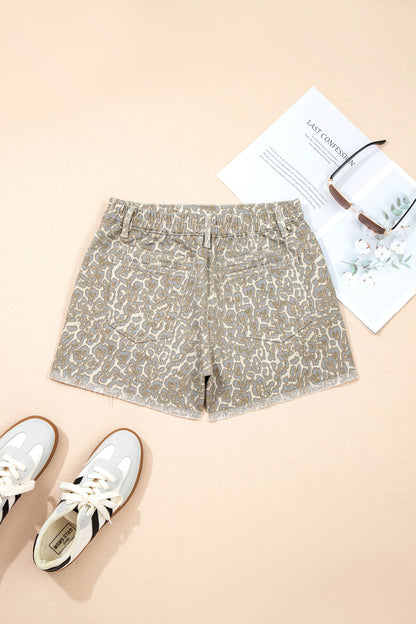 Pantalones cortos de mezclilla caqui con estampado de leopardo y borde sin rematar