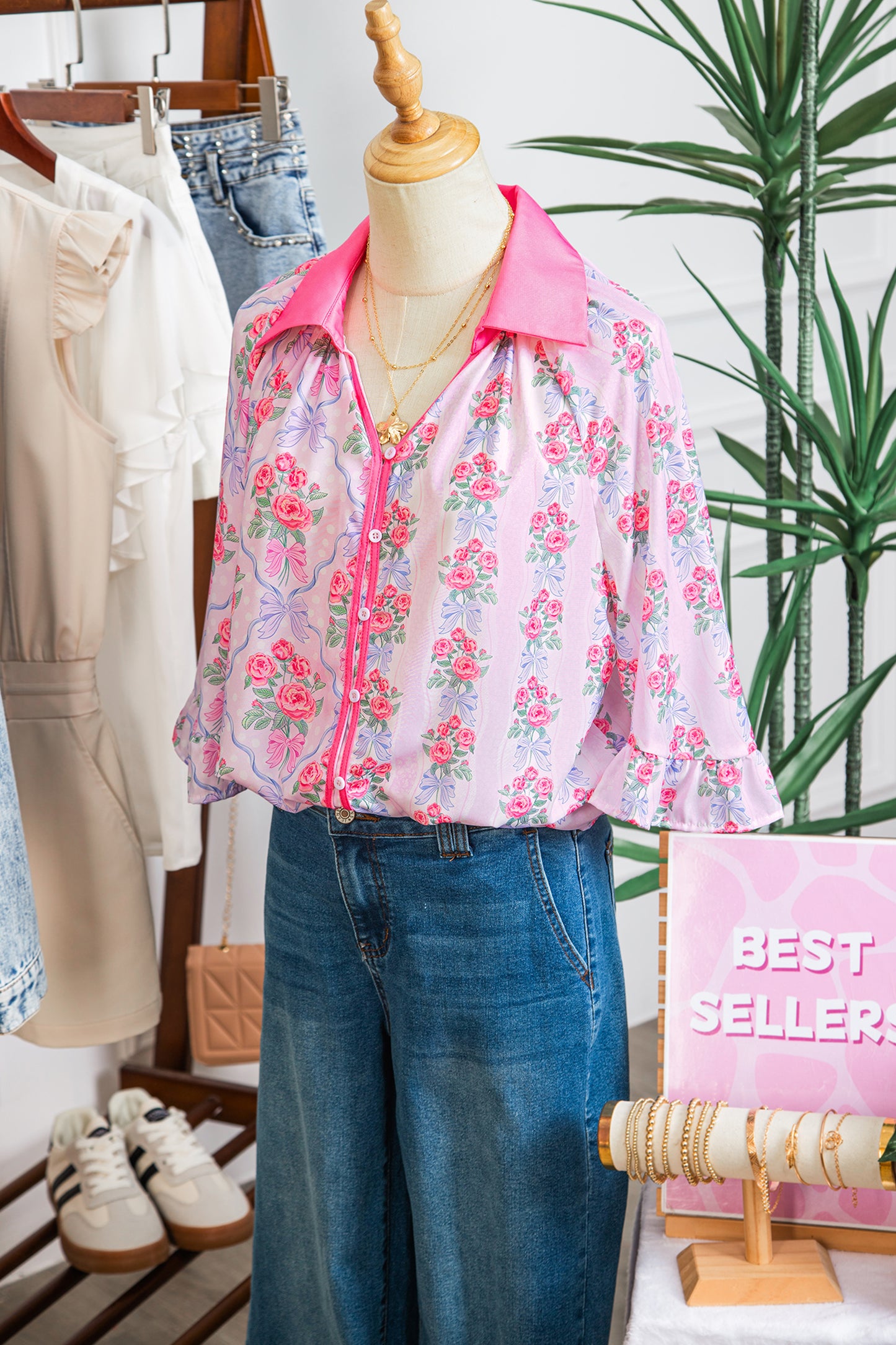 Camisa de media manga con cuello y volantes, con estampado floral morado