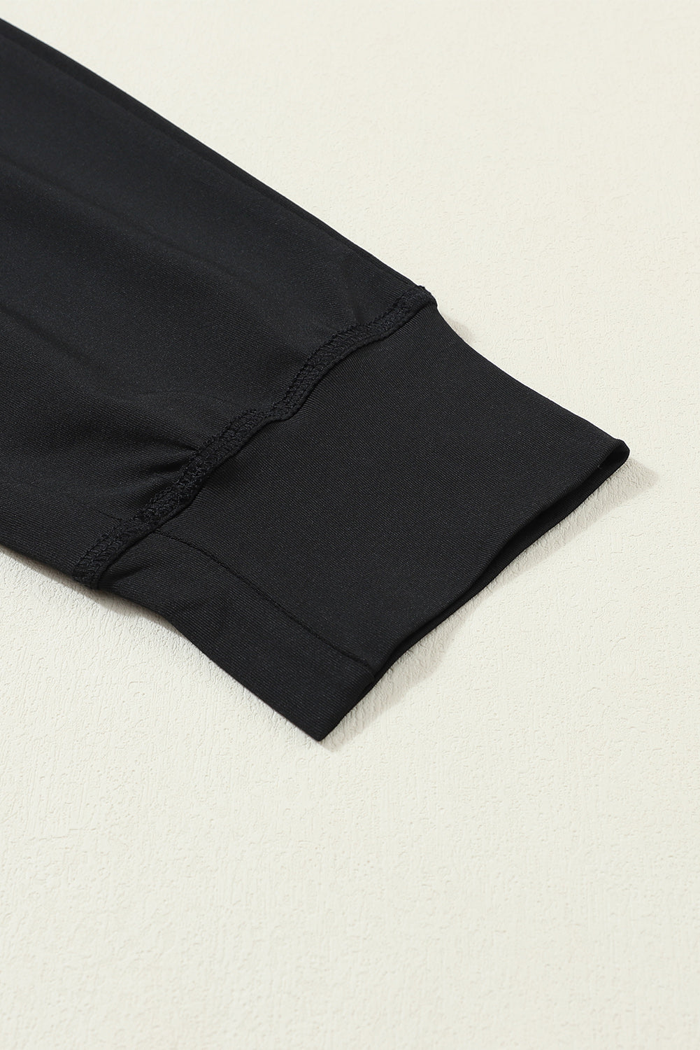 Pantalones jogger negros con cordón, cintura elástica y bolsillos