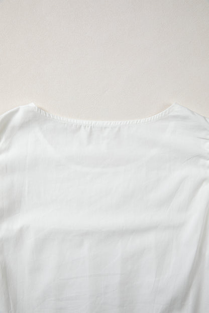 Blusa con detalle de encaje blanco, manga con volantes y cuello redondo plisado