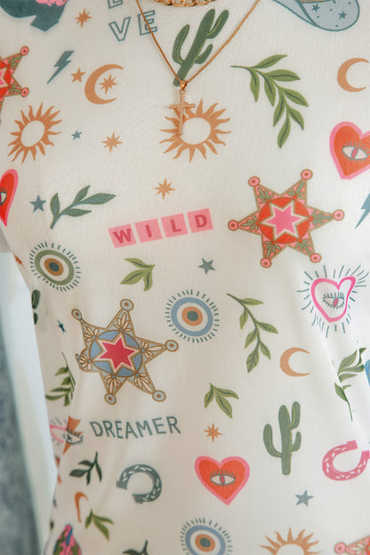 Top de malla transparente con estampado del oeste y el texto "LOVE WILD DREAMER" en blanco