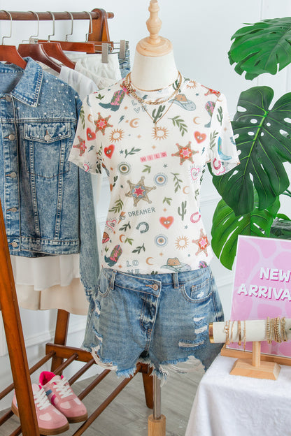 Top de malla transparente con estampado del oeste y el texto "LOVE WILD DREAMER" en blanco