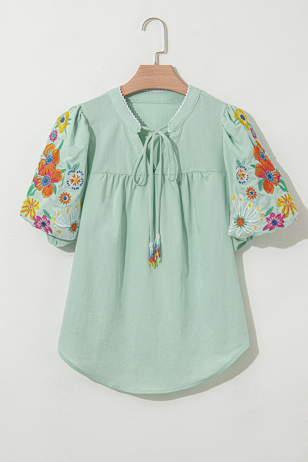 Blusa con mangas abullonadas y cuello dividido Clearly Aqua con bordado floral