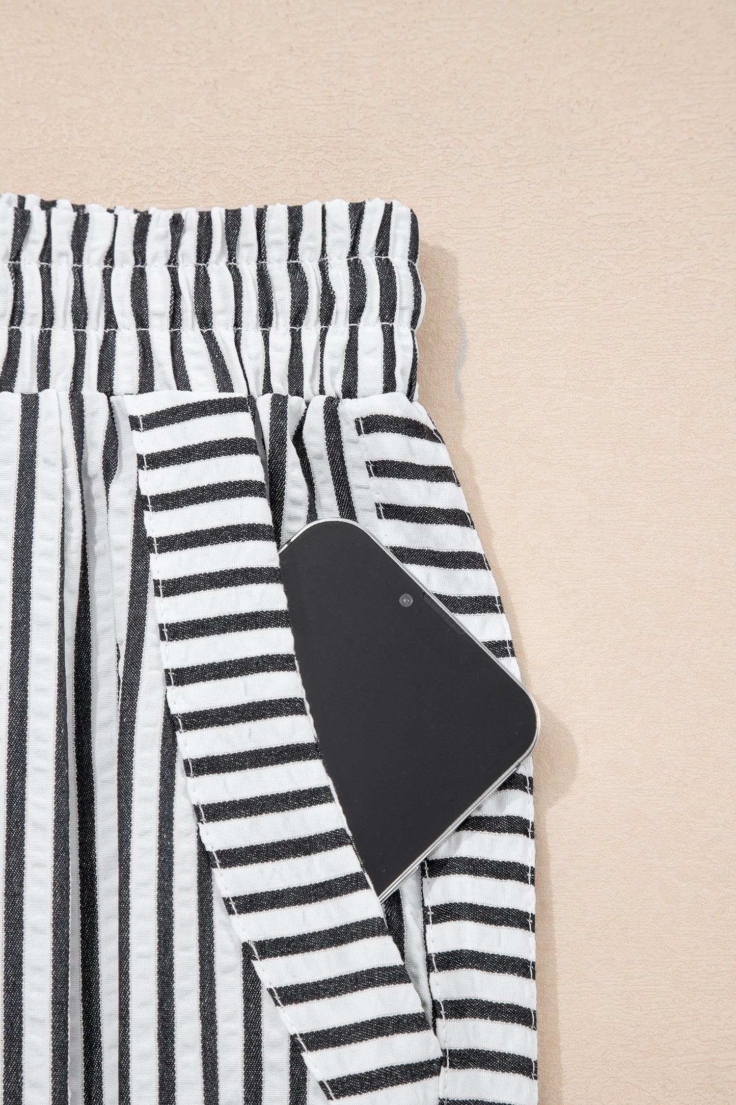 Pantalones casuales negros de pernera ancha con raya