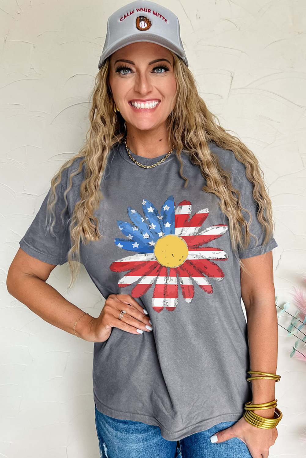 Camiseta con cuello redondo y estampado de girasol con diseño de bandera gris