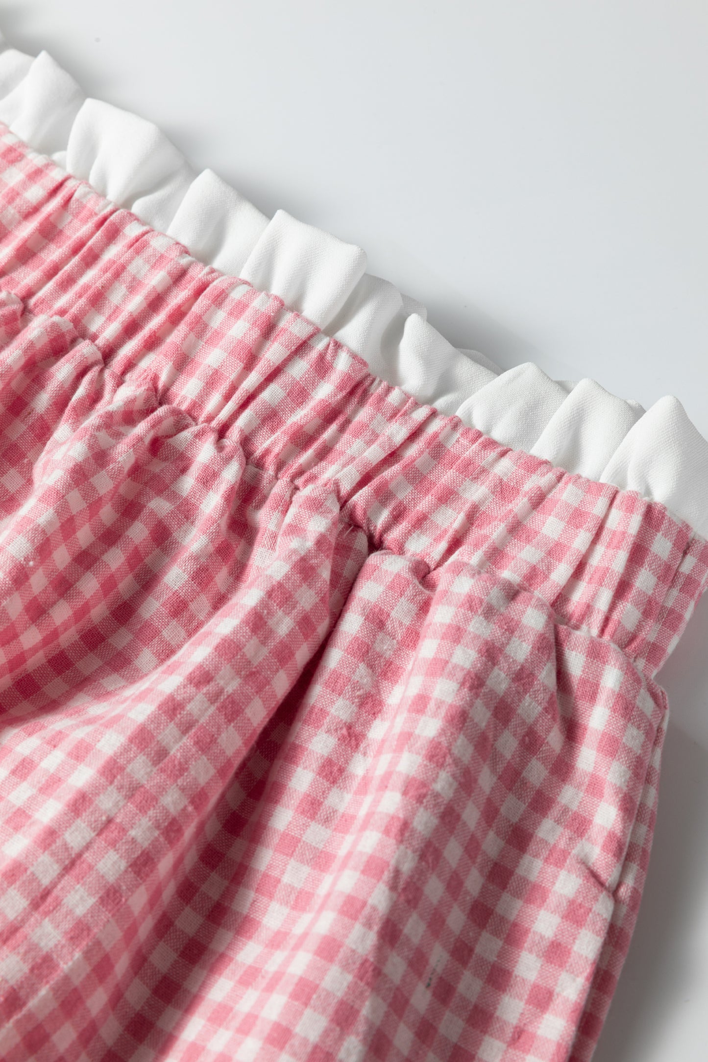 Pantalones cortos de talla grande con estampado de cuadros y ribete rosa en contraste