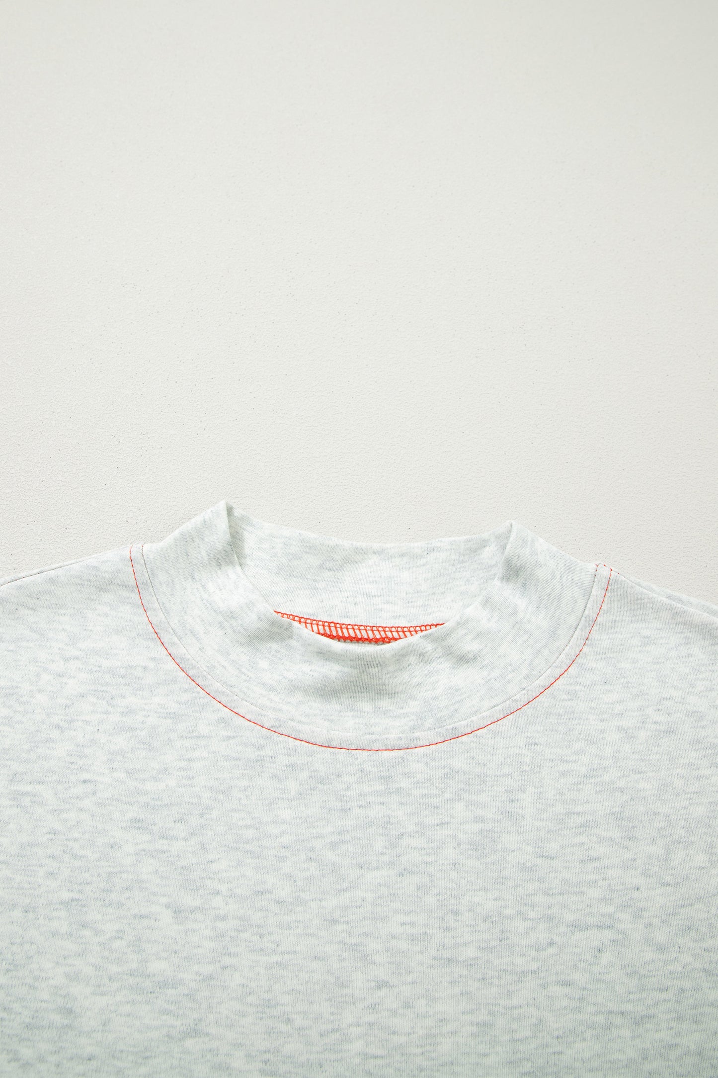Camiseta reversible gris claro con costuras en contraste