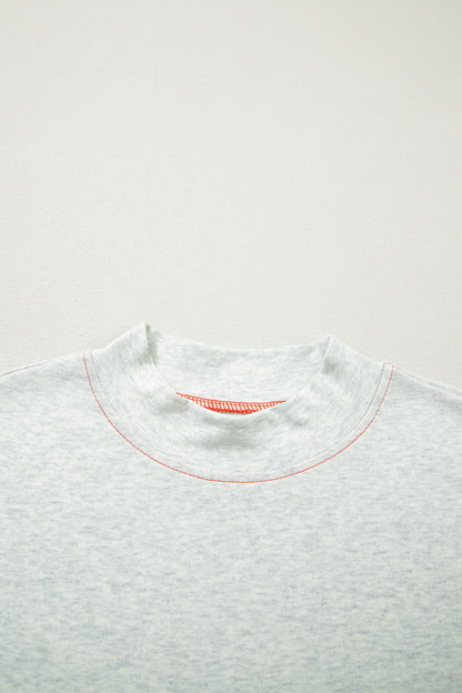 Camiseta reversible gris claro con costuras en contraste