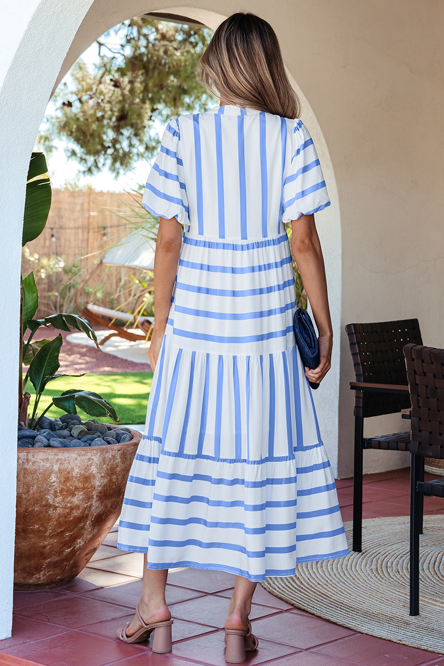 Vestido de vacaciones de media manga con cuello con muescas y ribete de ricrac a rayas azul cielo