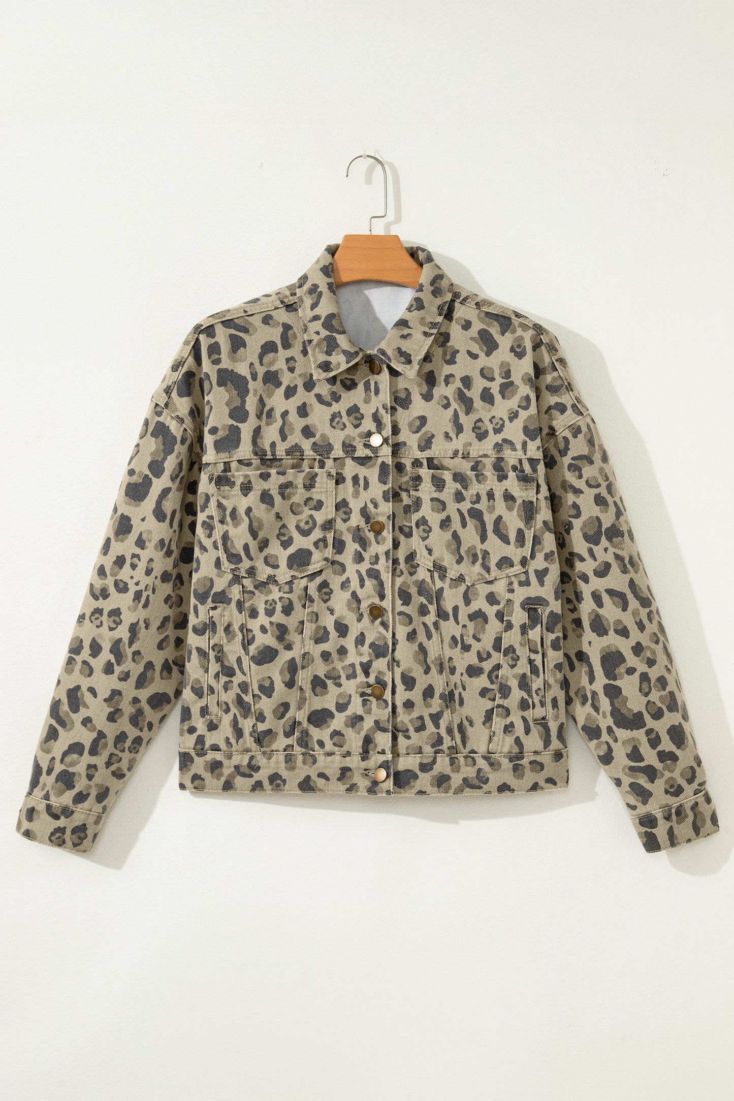 Chaqueta vaquera color caqui con estampado retro de leopardo y detalles de costura con botones