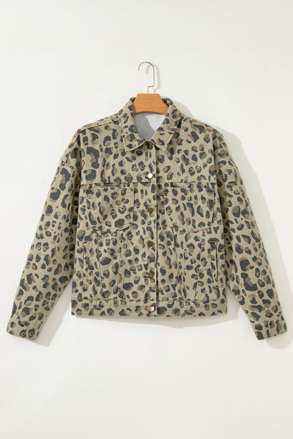 Chaqueta vaquera color caqui con estampado retro de leopardo y detalles de costura con botones