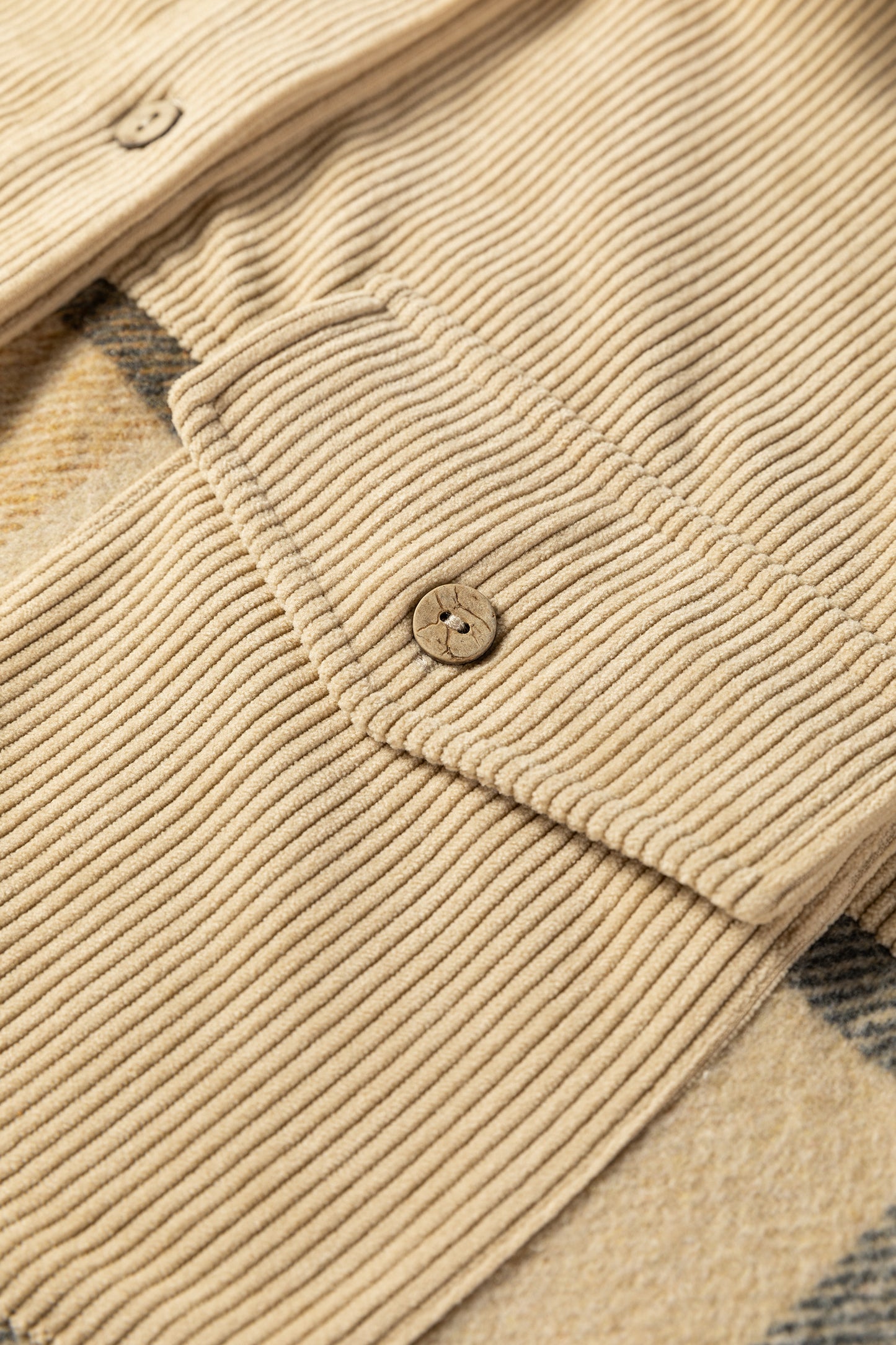 Sobrecamisa de pana con retales de cuadros retro y color pergamino