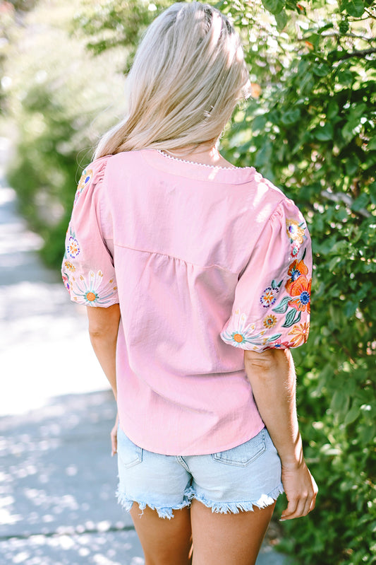 Blusa rosa floral bordada con cuello en V y manga abullonada