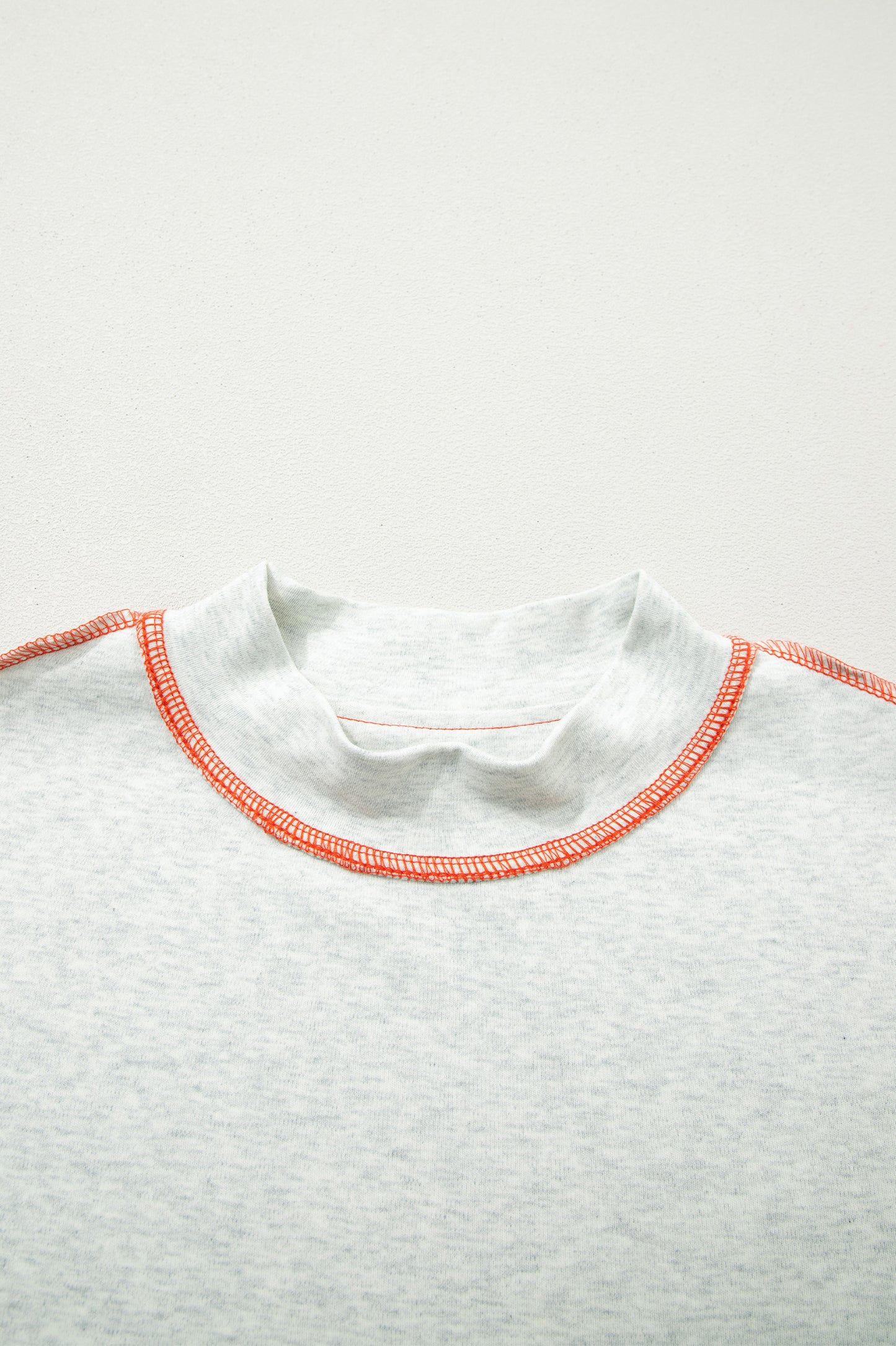 Camiseta reversible gris claro con costuras en contraste