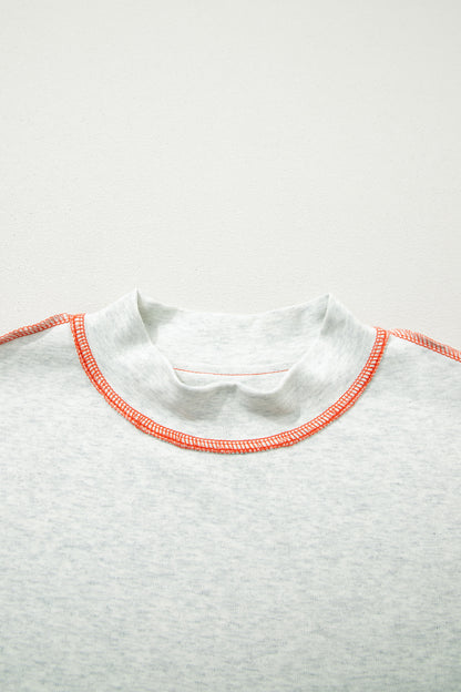 Camiseta reversible gris claro con costuras en contraste