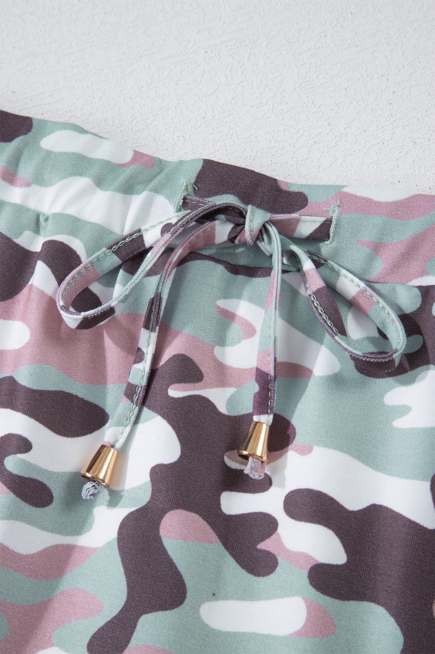 Minifalda pantalón informal con cordón y estampado de camuflaje verde