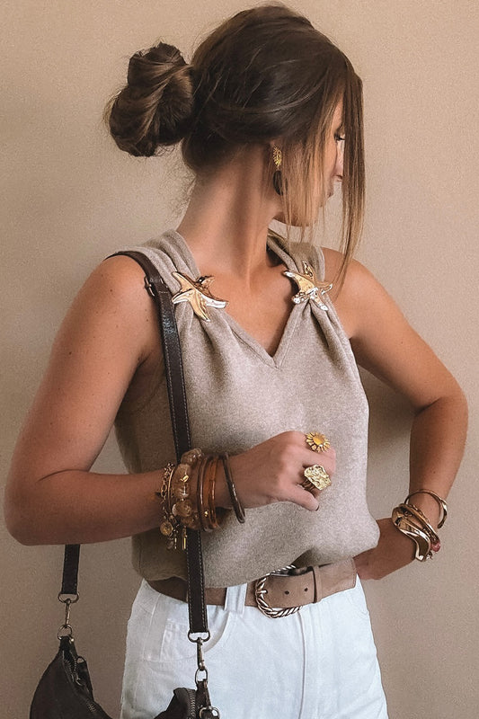 Camiseta de tirantes de punto con detalle de estrella metálica y cuello de pico Gray Morn