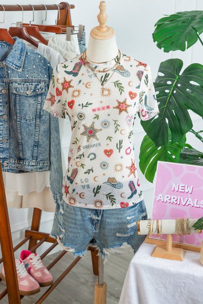 Top de malla transparente con estampado del oeste y el texto "LOVE WILD DREAMER" en blanco