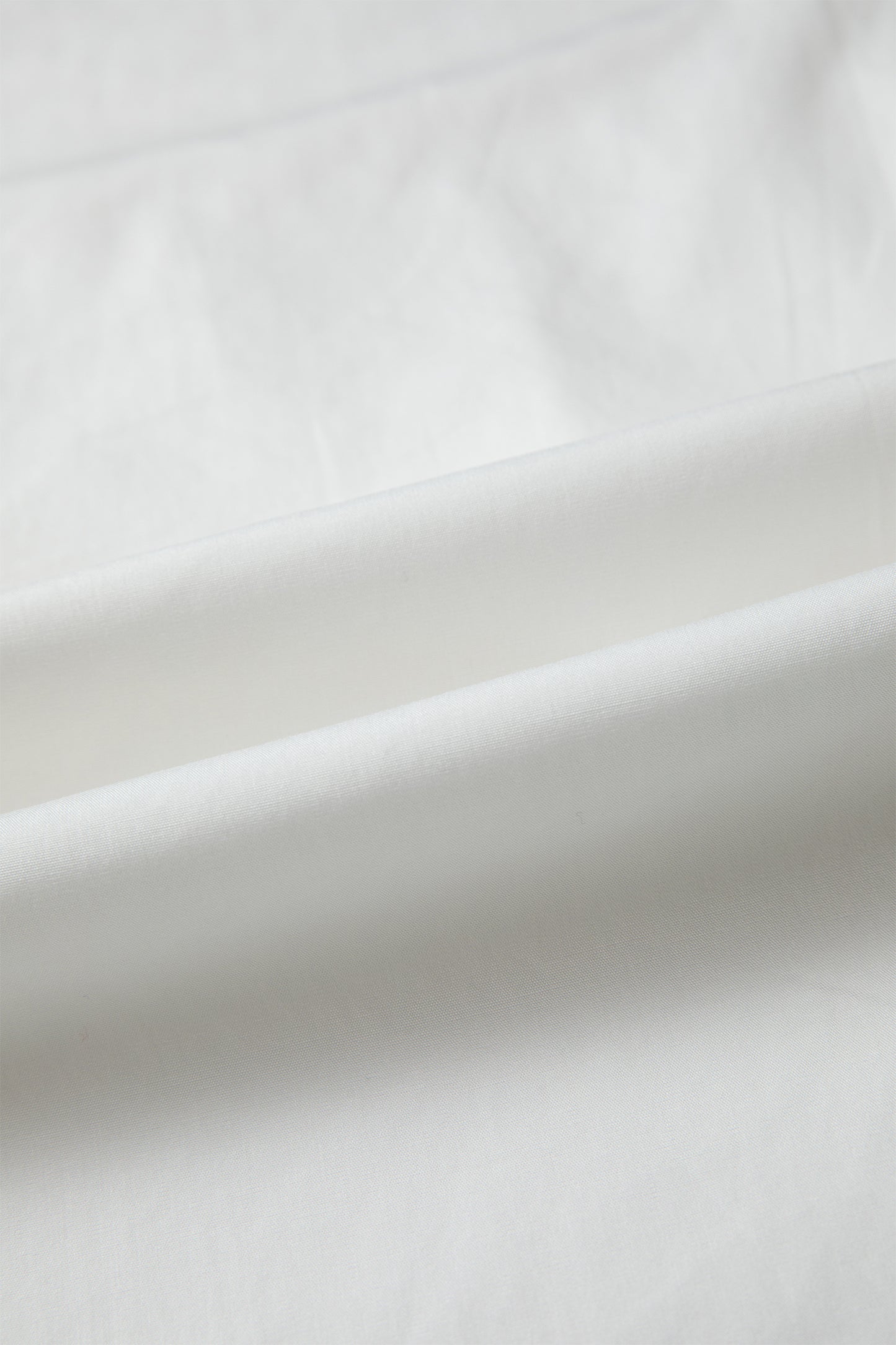 Blusa con detalle de encaje blanco, manga con volantes y cuello redondo plisado