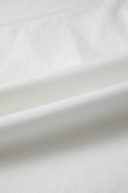 Blusa con detalle de encaje blanco, manga con volantes y cuello redondo plisado