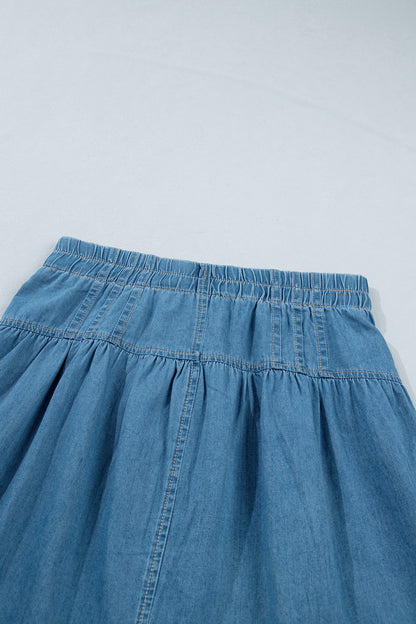 Minifalda vaquera celeste con botones, plisada, de talle alto con cordón