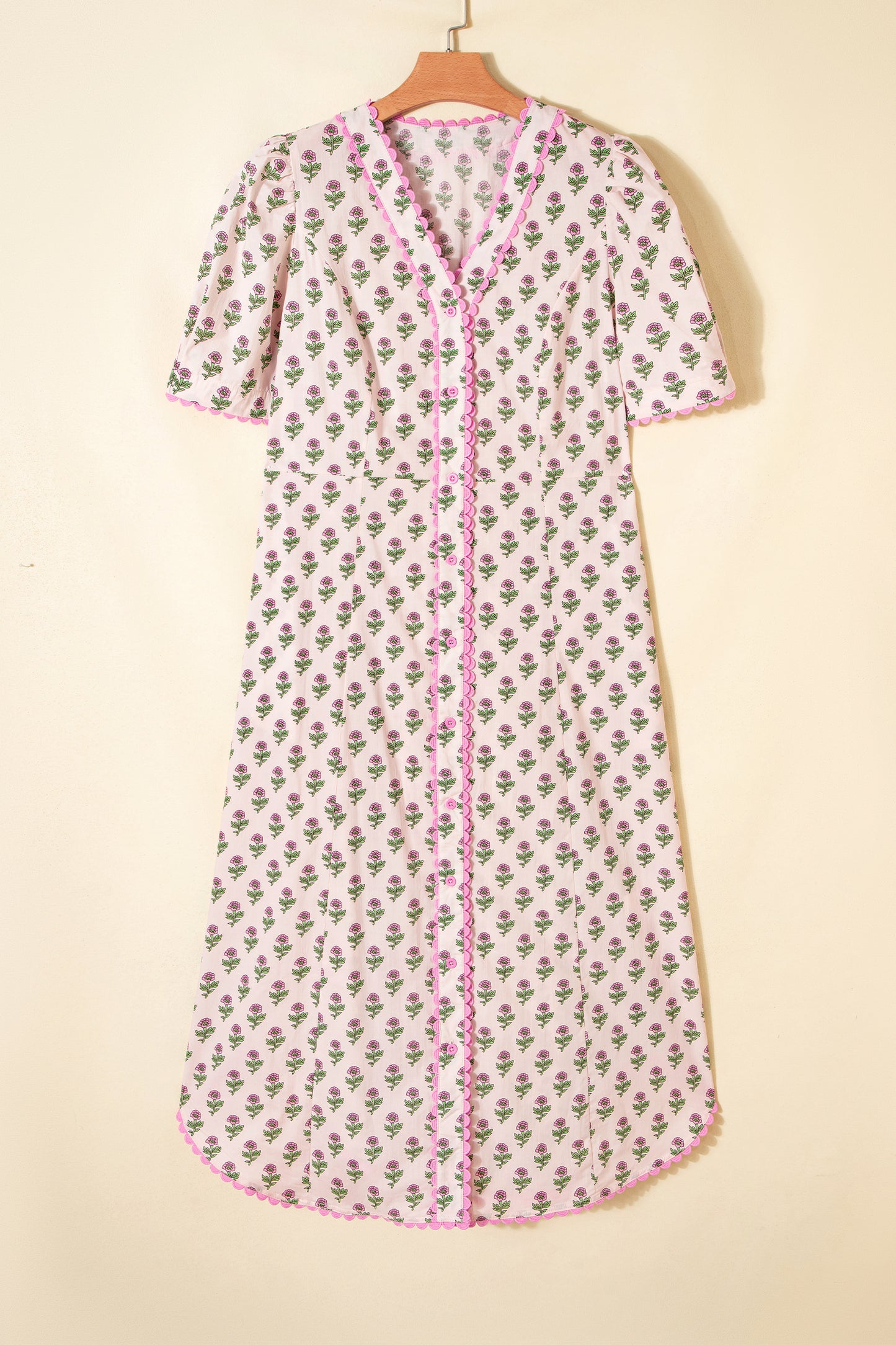 Vestido largo de manga corta con escote en V, estampado floral rosa, ribete festoneado y botones frontales