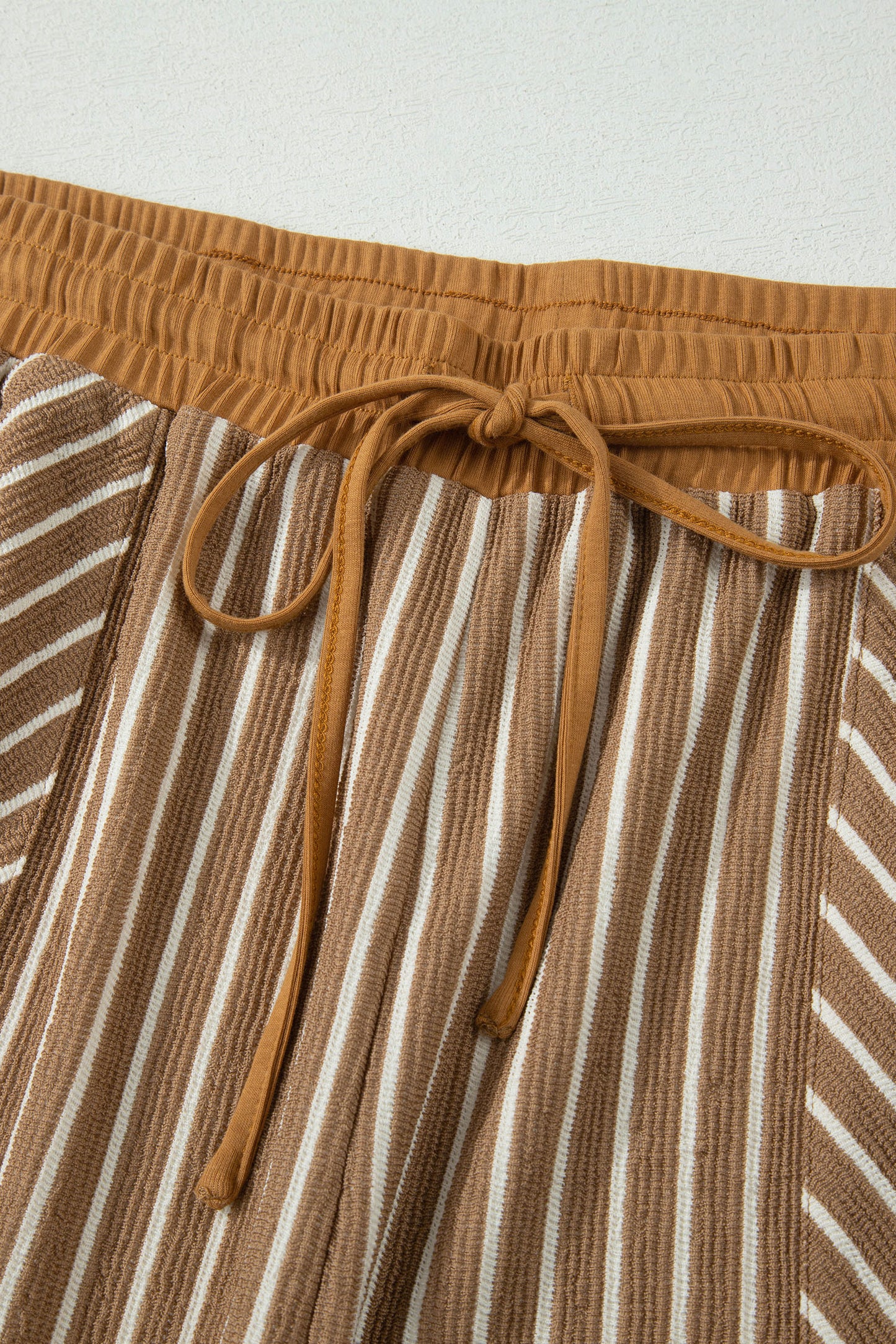 Conjunto de descanso de talla grande a rayas caqui con bloques de color y bolsillos
