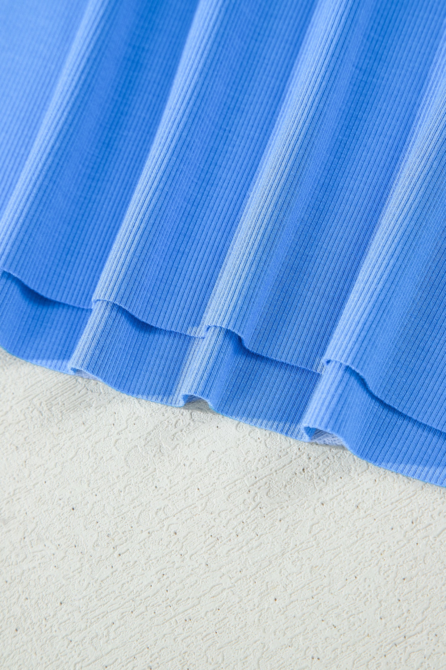 Conjunto de 2 piezas de top sin mangas ajustado azul cielo y shorts elásticos de cintura alta
