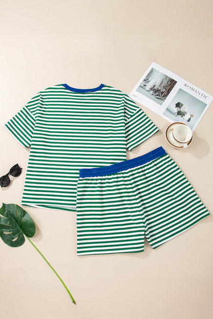 Conjunto corto de talla grande con camiseta cuadrada a rayas verdes y cordón elástico en la cintura