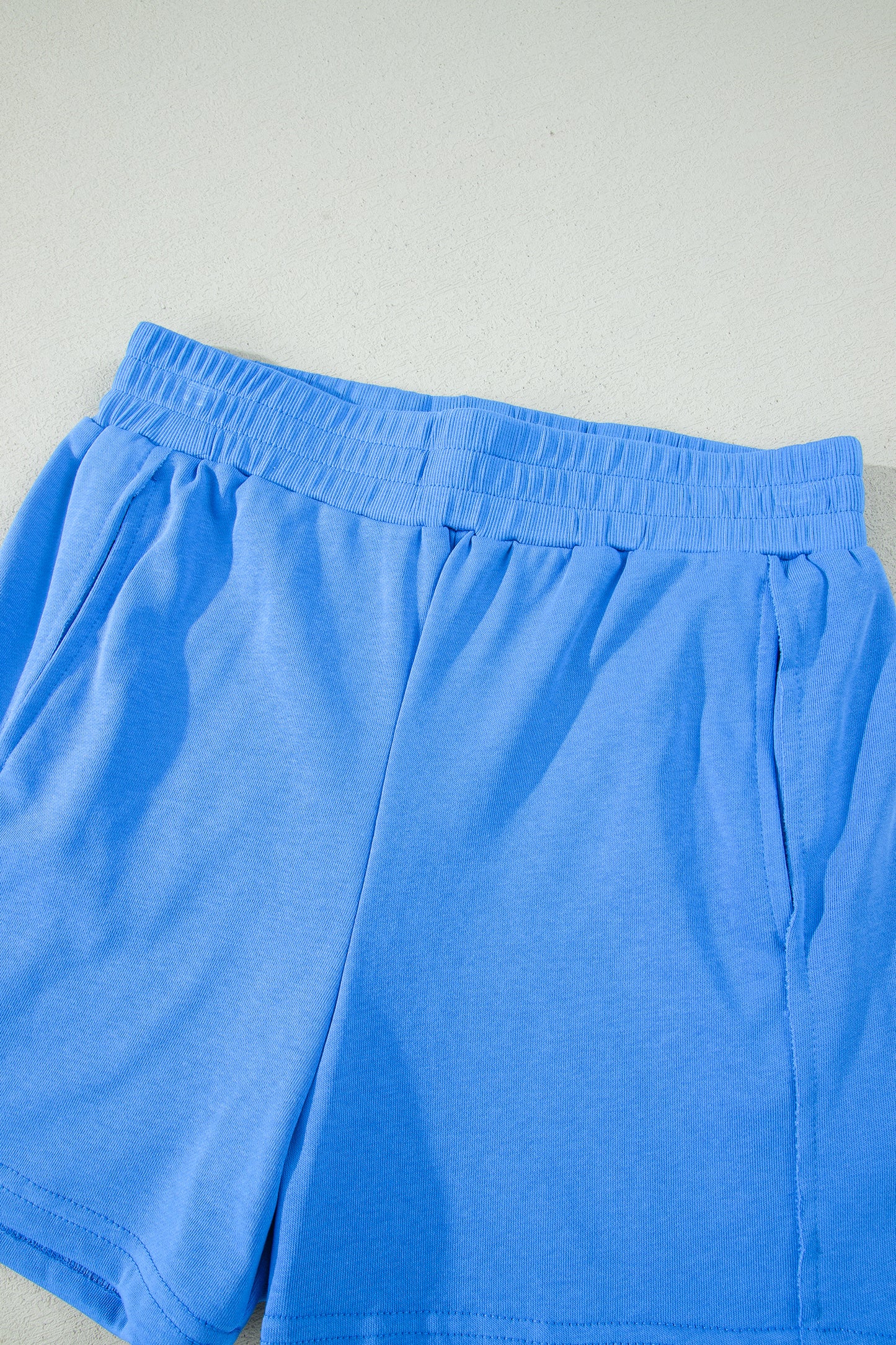 Conjunto de 2 piezas de top sin mangas ajustado azul cielo y shorts elásticos de cintura alta