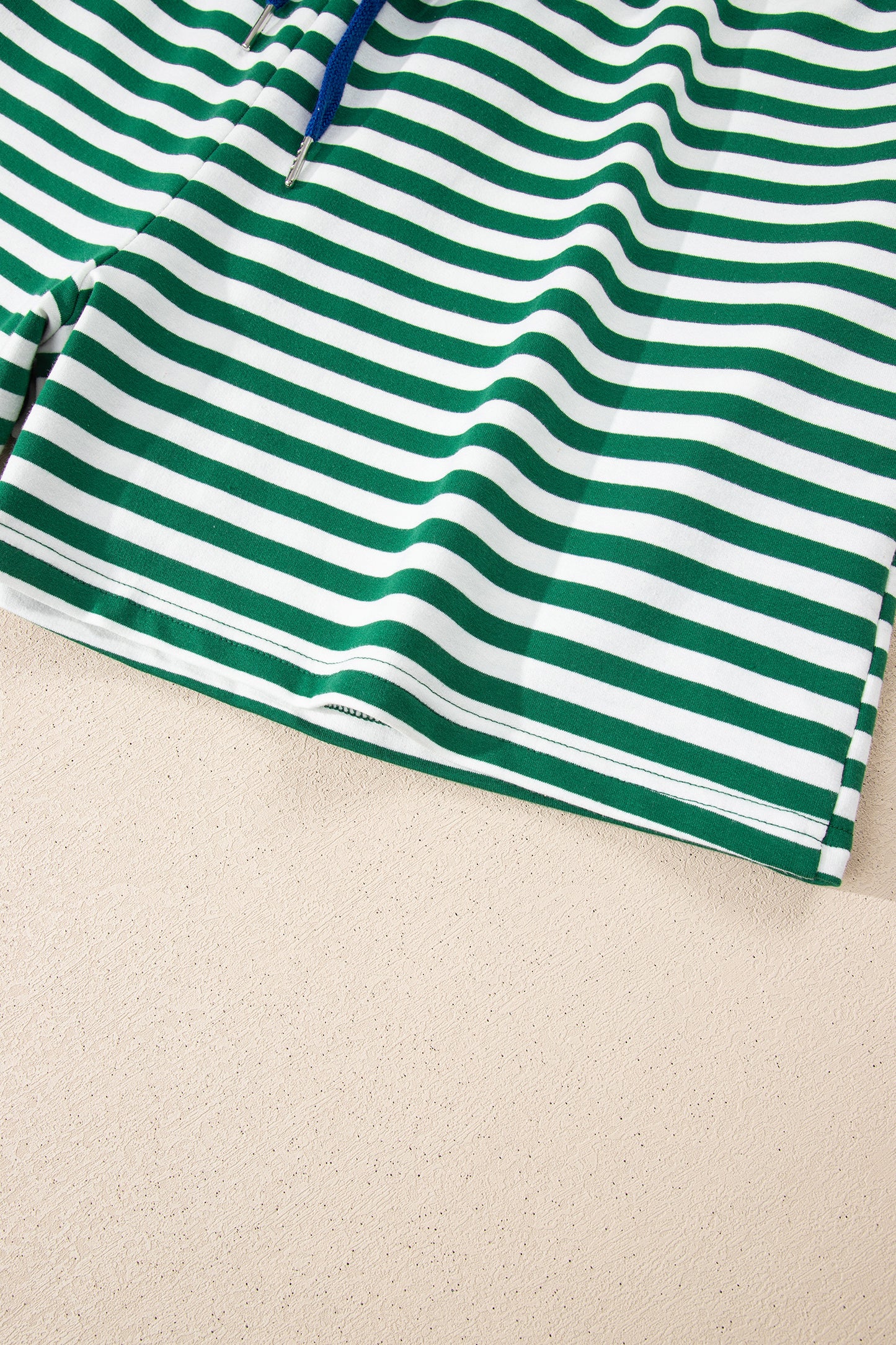 Conjunto corto de talla grande con camiseta cuadrada a rayas verdes y cordón elástico en la cintura