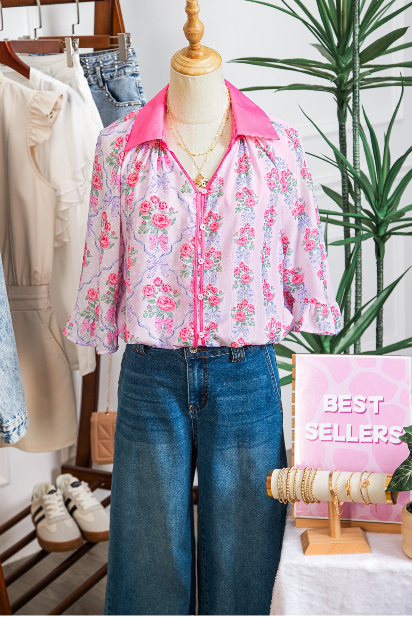 Camisa de media manga con cuello y volantes, con estampado floral morado