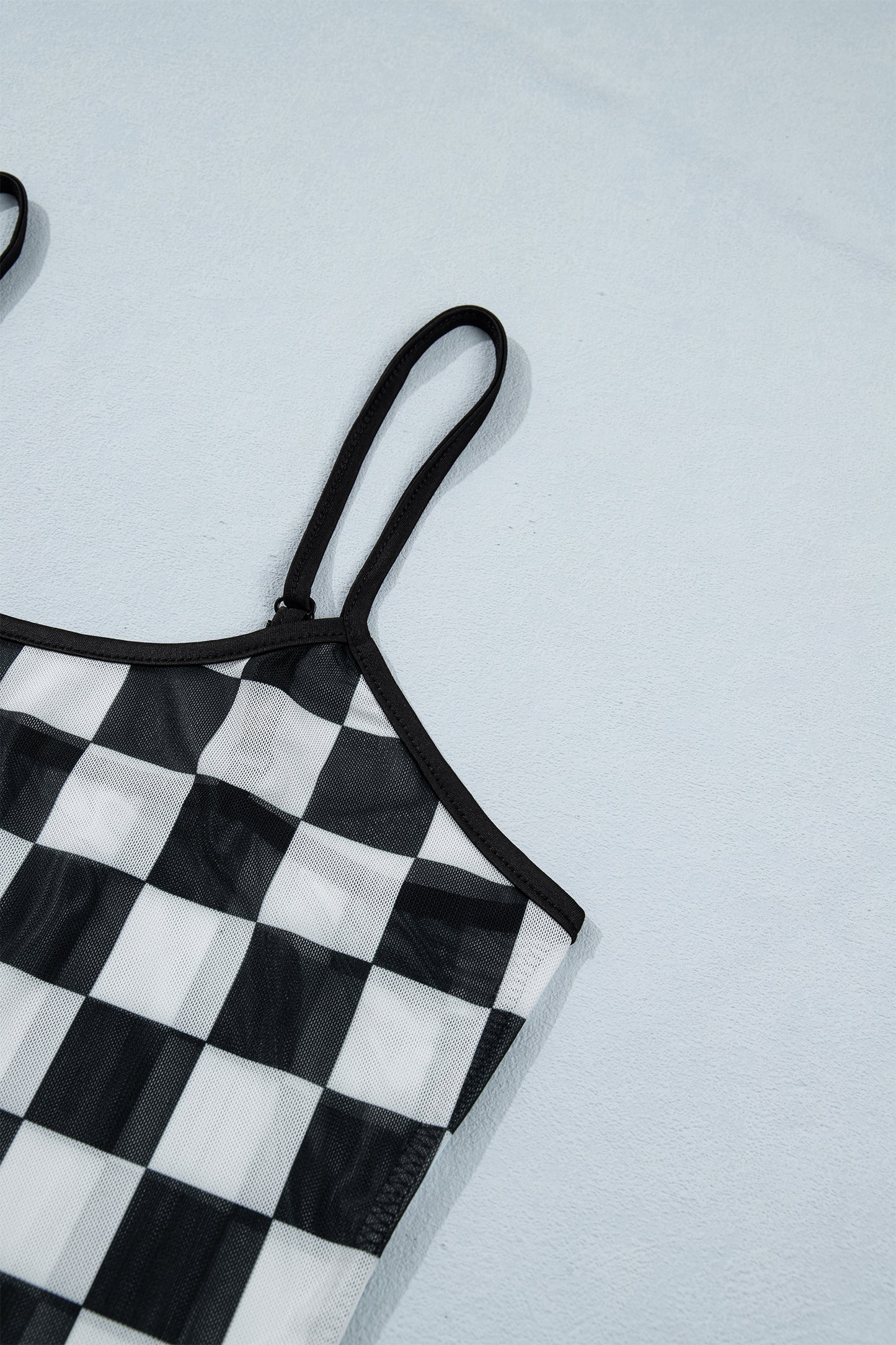 Camiseta sin mangas ajustada con tirantes finos y estampado a cuadros transparente en negro