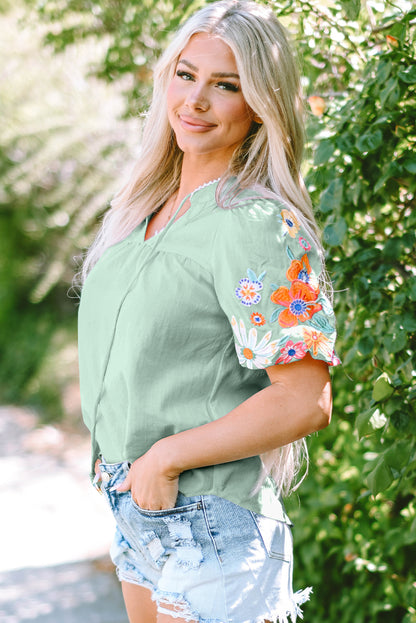 Blusa con mangas abullonadas y cuello dividido Clearly Aqua con bordado floral