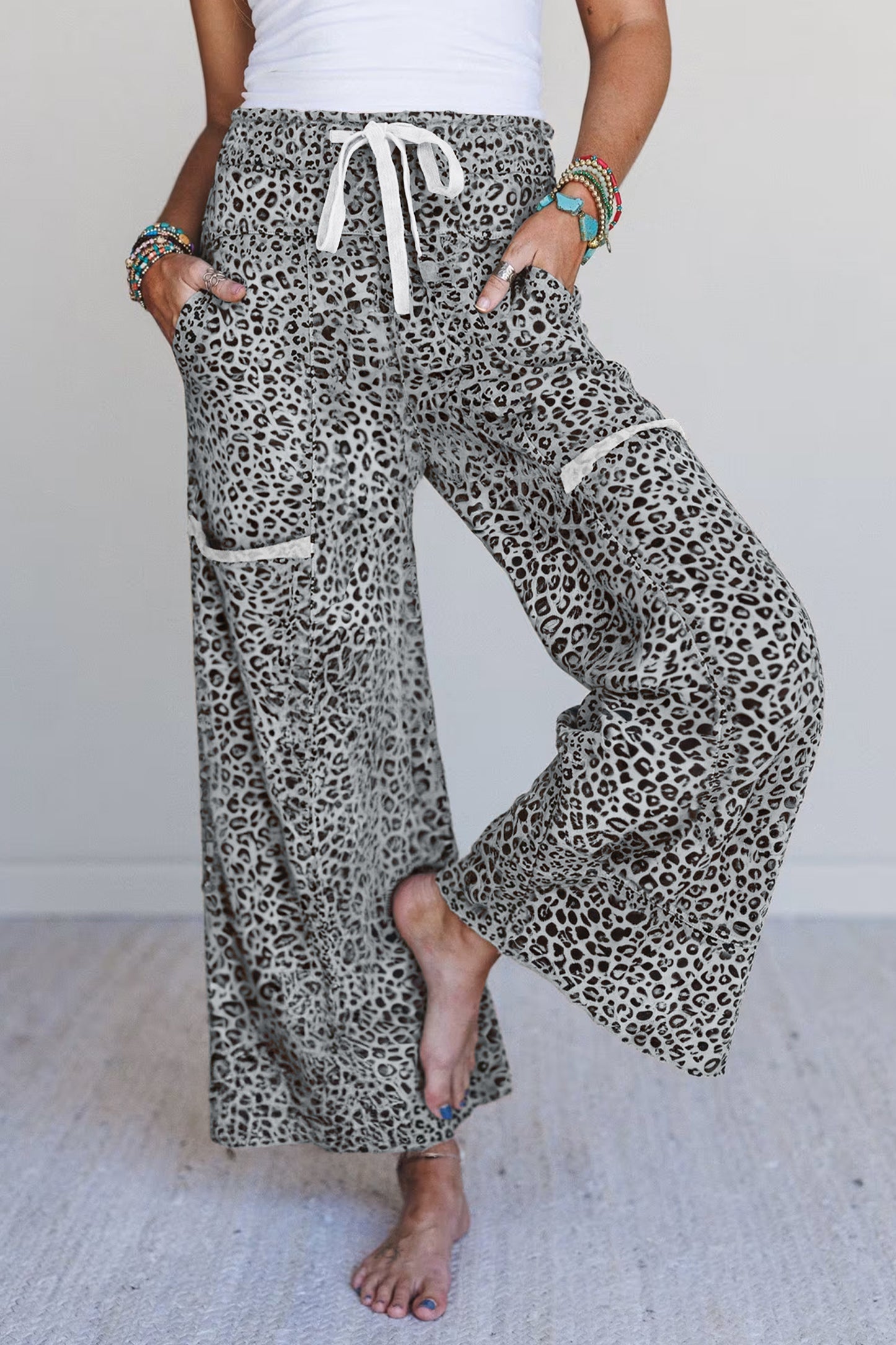 Pantalones anchos de punto de felpa con estampado animal gris