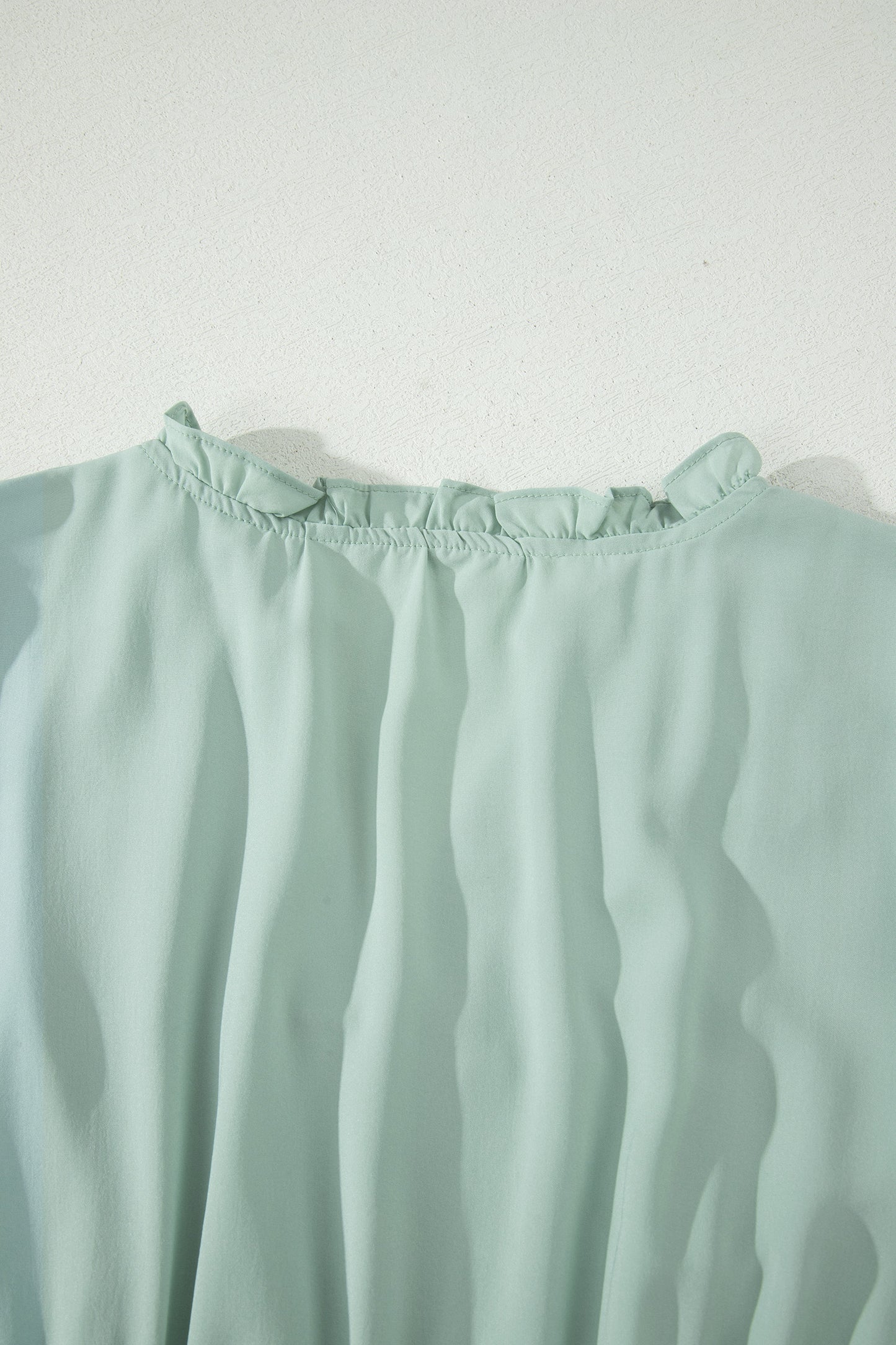 Vestido maxi escalonado de cintura alta con cuello en V y manga corta abullonada en color sólido Aqua claro